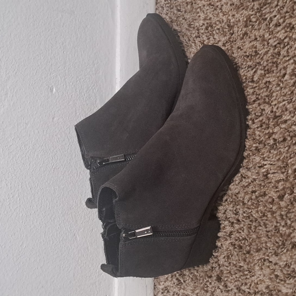 Kenneth Cole size 7 Grey Dara short ankle boot never worn
